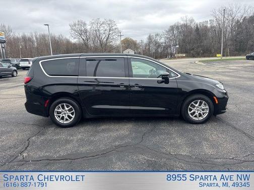 Diamond Black 2025 Chrysler Pacifica Select