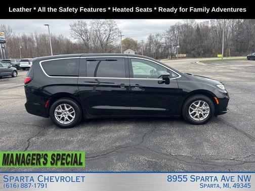 Diamond Black 2025 Chrysler Pacifica Select