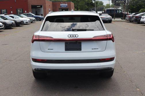 2022 Audi e-tron Premium Plus