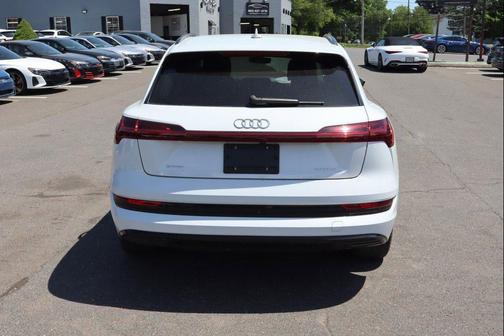 Glacier White Metallic 2021 Audi e-tron Premium