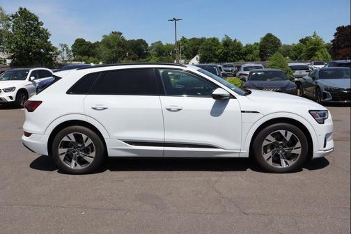 Glacier White Metallic 2021 Audi e-tron Premium