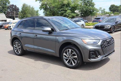 Daytona Gray Pearl Effect 2024 Audi Q5 45 S line Premium