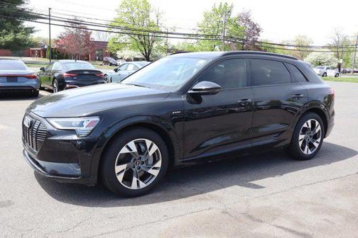 Mythos Black Metallic 2021 Audi e-tron Premium