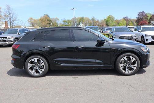 Mythos Black Metallic 2021 Audi e-tron Premium