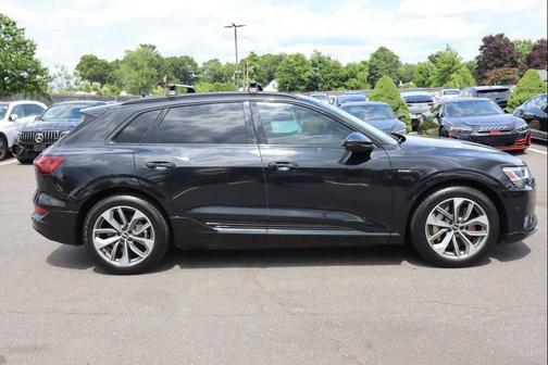 Mythos Black Metallic 2021 Audi e-tron Premium Plus