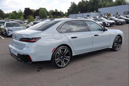 Brooklyn Grey Metallic 2023 BMW i7 xDrive60