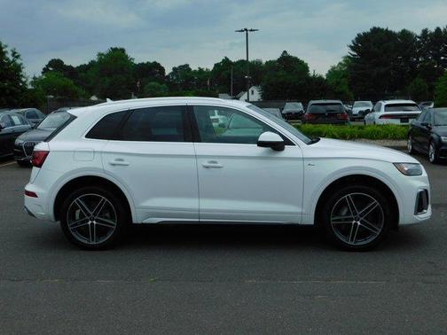 Photo 5 of 15 of 2021 Audi Q5 e 55 Premium