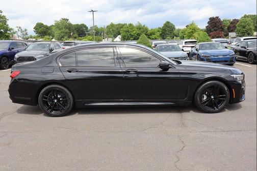 Black Sapphire Metallic 2022 BMW 750 i xDrive