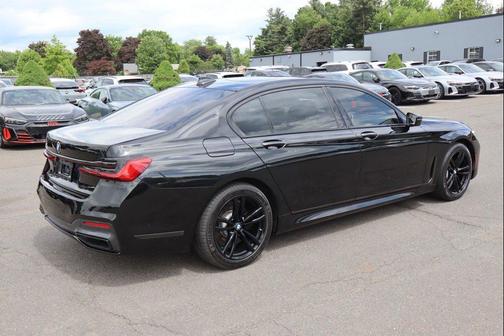 Black Sapphire Metallic 2022 BMW 750 i xDrive