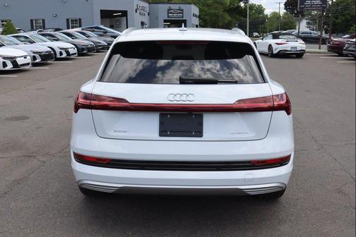 Glacier White Metallic 2021 Audi e-tron Premium Plus