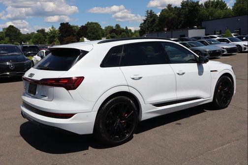 Glacier White Metallic 2022 Audi e-tron Chronos