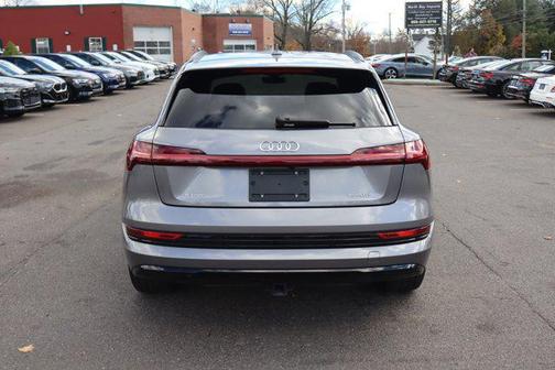 2022 Audi e-tron Premium Plus