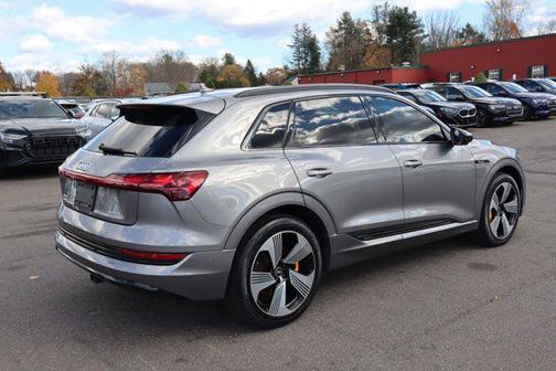 2022 Audi e-tron Premium Plus