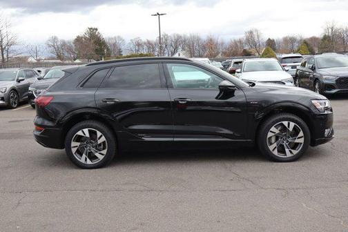 Mythos Black Metallic 2021 Audi e-tron Premium