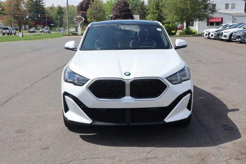 Mineral White Metallic 2025 BMW X2 xDrive28i