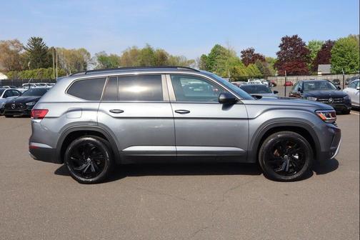 Platinum Gray Metallic 2022 Volkswagen Atlas 3.6L SE w/Technology