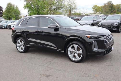 Mythos Black Metallic 2025 Audi Q5 Premium Plus TFSI quattro S tronic