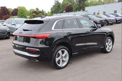 Mythos Black Metallic 2025 Audi Q5 Premium Plus TFSI quattro S tronic