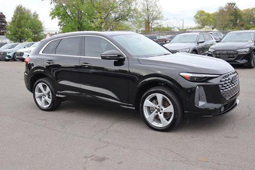 Mythos Black Metallic 2025 Audi Q5 Premium Plus TFSI quattro S tronic