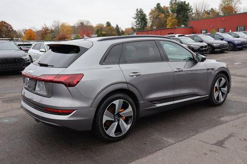 2022 Audi e-tron Premium Plus