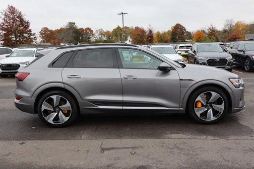 2022 Audi e-tron Premium Plus