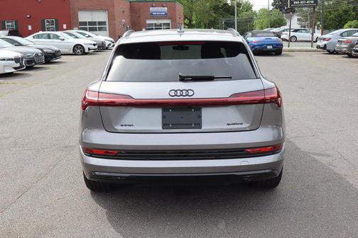 2022 Audi e-tron Premium Plus