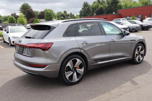 2022 Audi e-tron Premium Plus