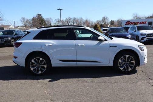 Glacier White Metallic 2021 Audi e-tron Premium Plus