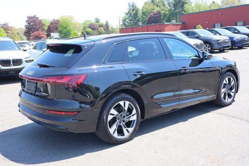Mythos Black Metallic 2021 Audi e-tron Premium