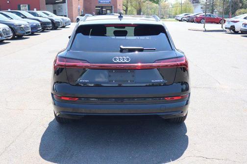 Mythos Black Metallic 2021 Audi e-tron Premium