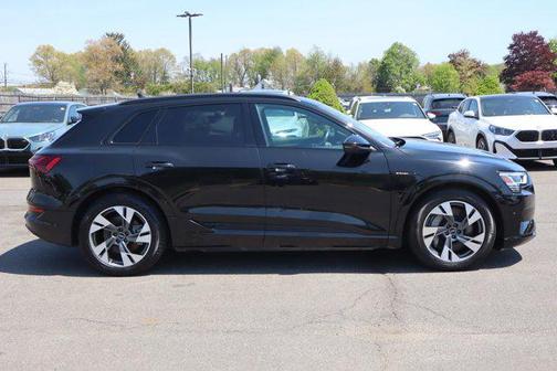 Mythos Black Metallic 2021 Audi e-tron Premium
