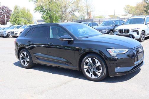 Mythos Black Metallic 2021 Audi e-tron Premium