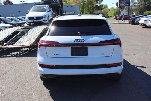 Glacier White Metallic 2021 Audi e-tron Premium