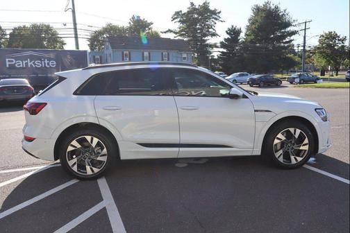 Glacier White Metallic 2021 Audi e-tron Premium