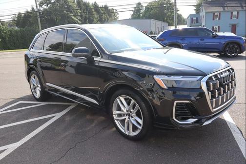 Mythos Black Metallic 2025 Audi Q7 55 Premium Plus