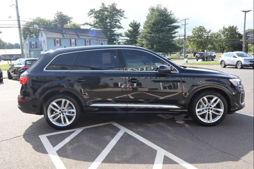 Mythos Black Metallic 2025 Audi Q7 55 Premium Plus