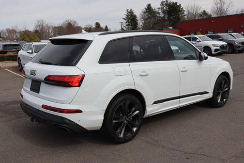 Glacier White Metallic 2025 Audi Q7 55 Premium Plus