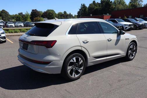 2022 Audi e-tron Premium Plus