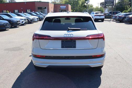 2022 Audi e-tron Premium Plus