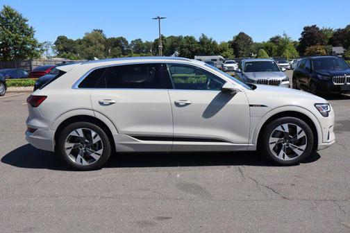 2022 Audi e-tron Premium Plus