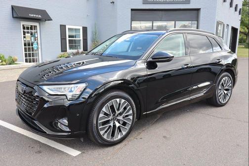 Mythos Black Metallic 2024 Audi Q8 e-tron Premium Plus