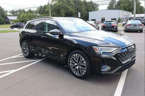 Mythos Black Metallic 2024 Audi Q8 e-tron Premium Plus
