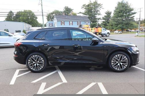 Mythos Black Metallic 2024 Audi Q8 e-tron Premium Plus