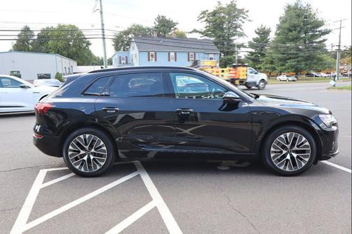 Mythos Black Metallic 2024 Audi Q8 e-tron Premium Plus