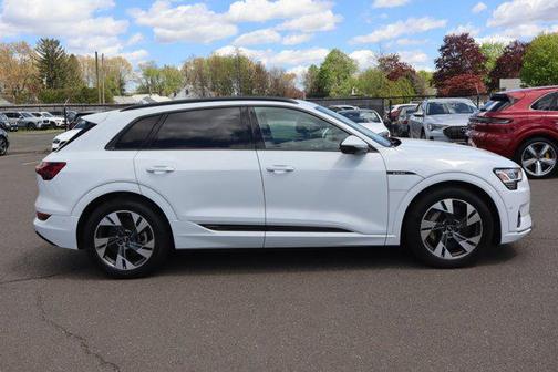 Glacier White Metallic 2022 Audi e-tron Premium