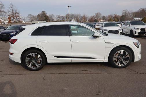 2022 Audi e-tron Premium Plus