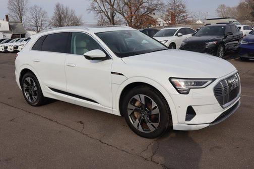 2022 Audi e-tron Premium Plus