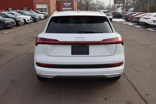 2022 Audi e-tron Premium Plus