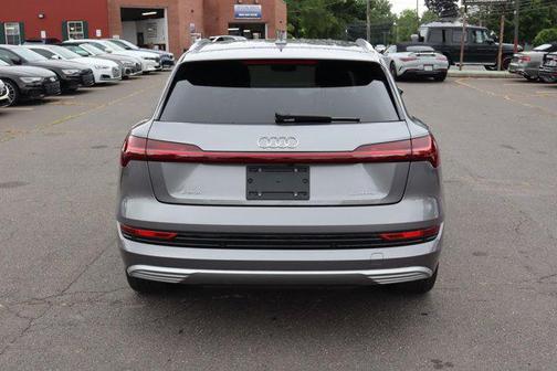2022 Audi e-tron Premium Plus