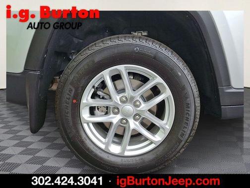 Silver Zynith 2026 Jeep Grand Cherokee Laredo X